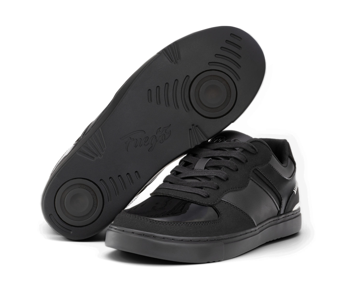 Ein Paar schwarze Fuego Low-Top Dance Sneakers x Derek Hough, einer aufrecht und einer mit der runden Sohle.